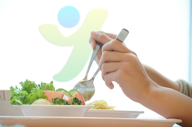 午後8時までに軽めの食事